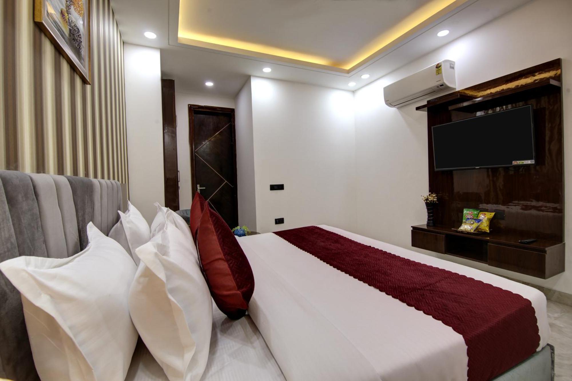 Limewood Stay - Millennium Huda City Center Гургаон Экстерьер фото