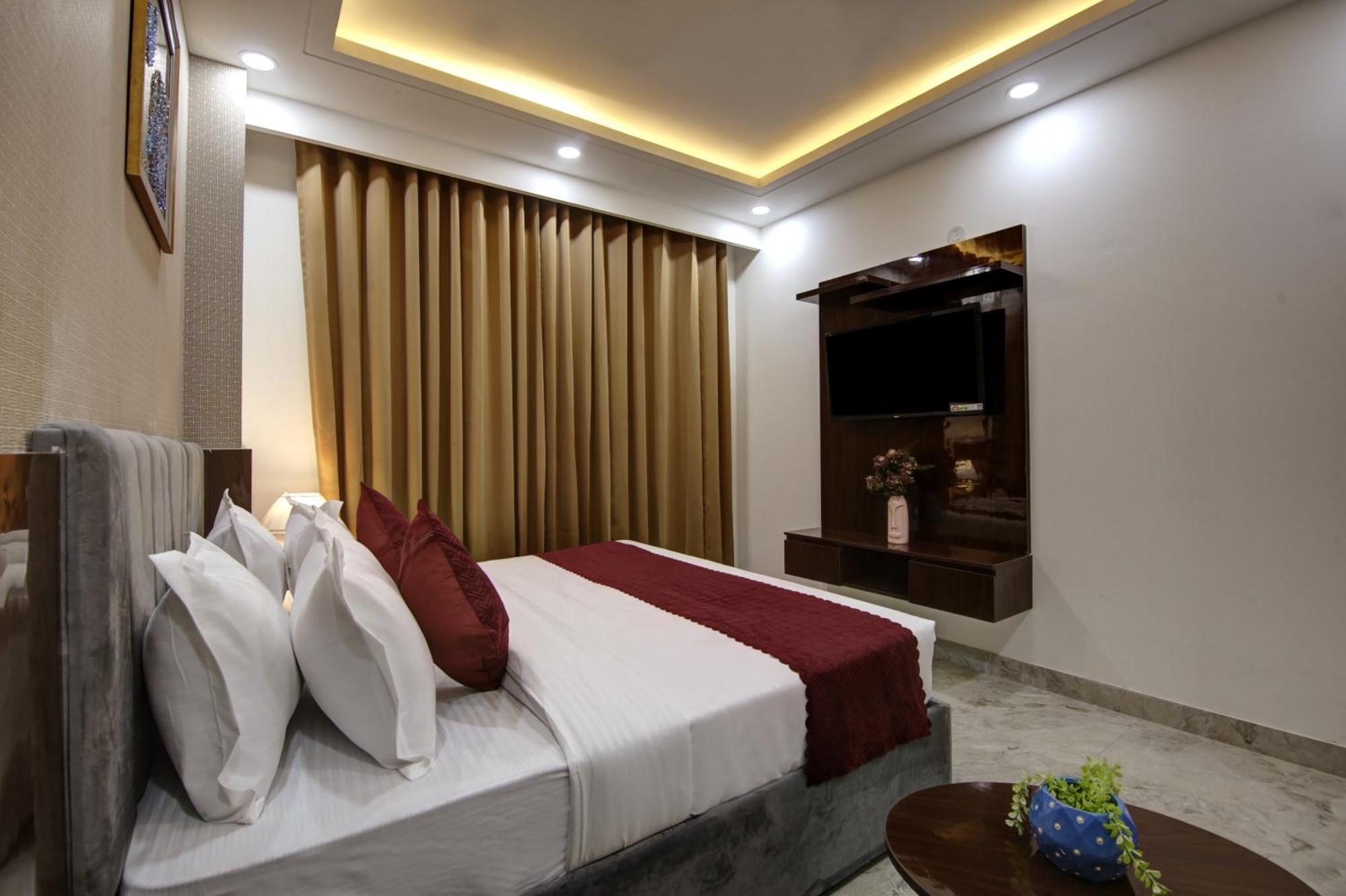 Limewood Stay - Millennium Huda City Center Гургаон Экстерьер фото
