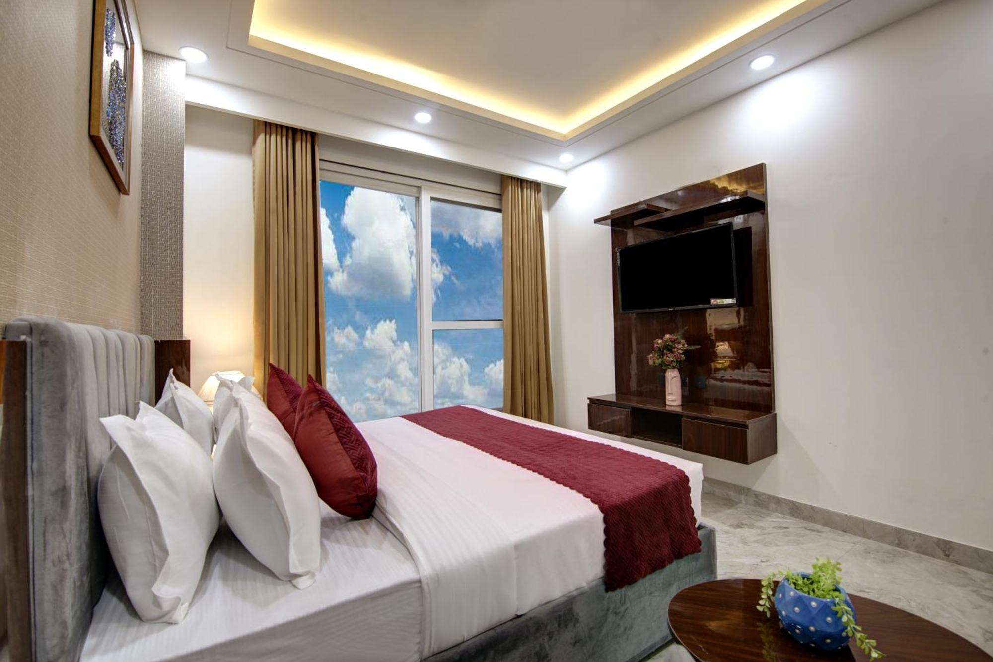 Limewood Stay - Millennium Huda City Center Гургаон Экстерьер фото