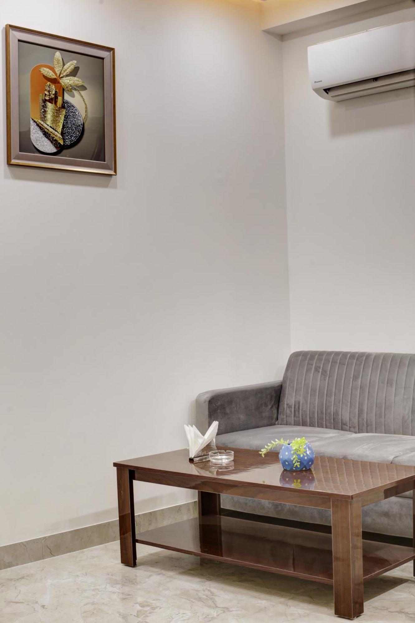 Limewood Stay - Millennium Huda City Center Гургаон Экстерьер фото