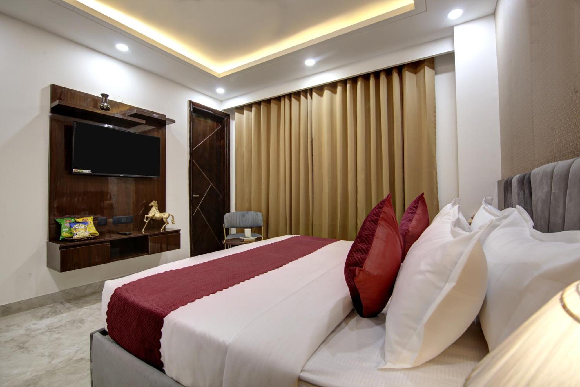 Limewood Stay - Millennium Huda City Center Гургаон Экстерьер фото