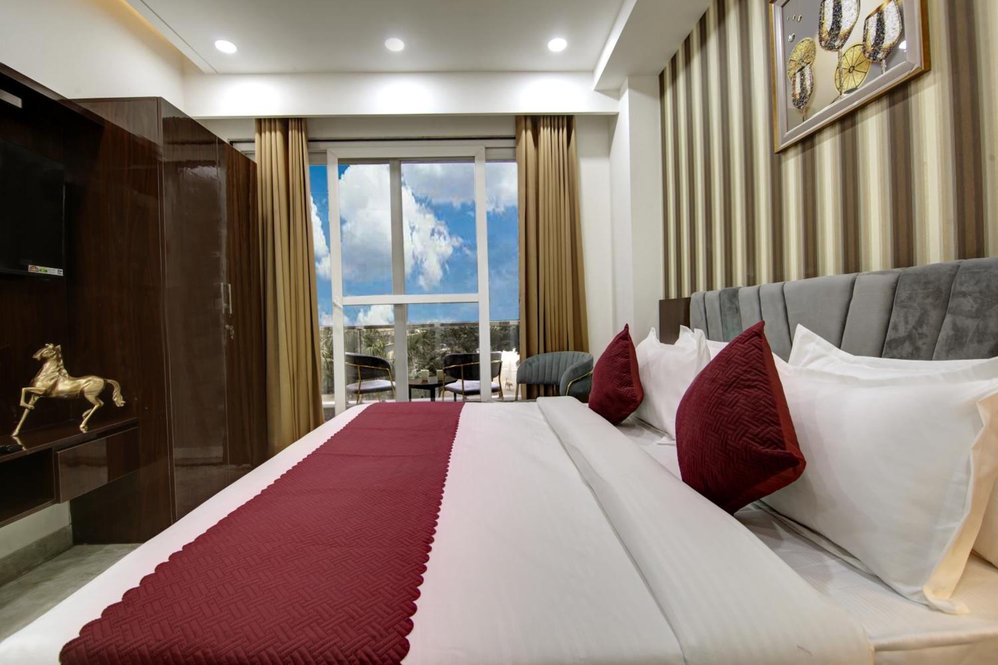 Limewood Stay - Millennium Huda City Center Гургаон Экстерьер фото