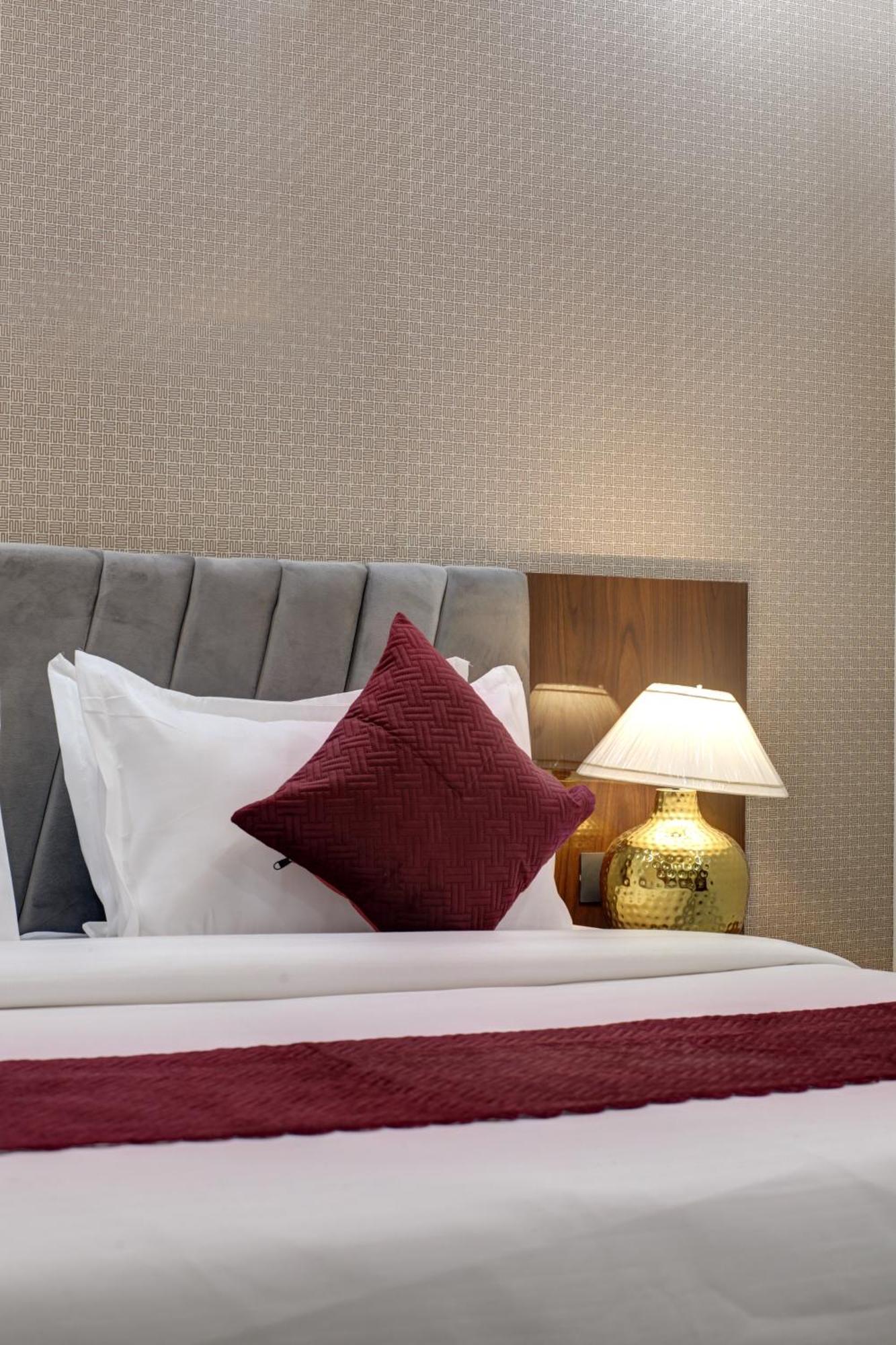 Limewood Stay - Millennium Huda City Center Гургаон Экстерьер фото