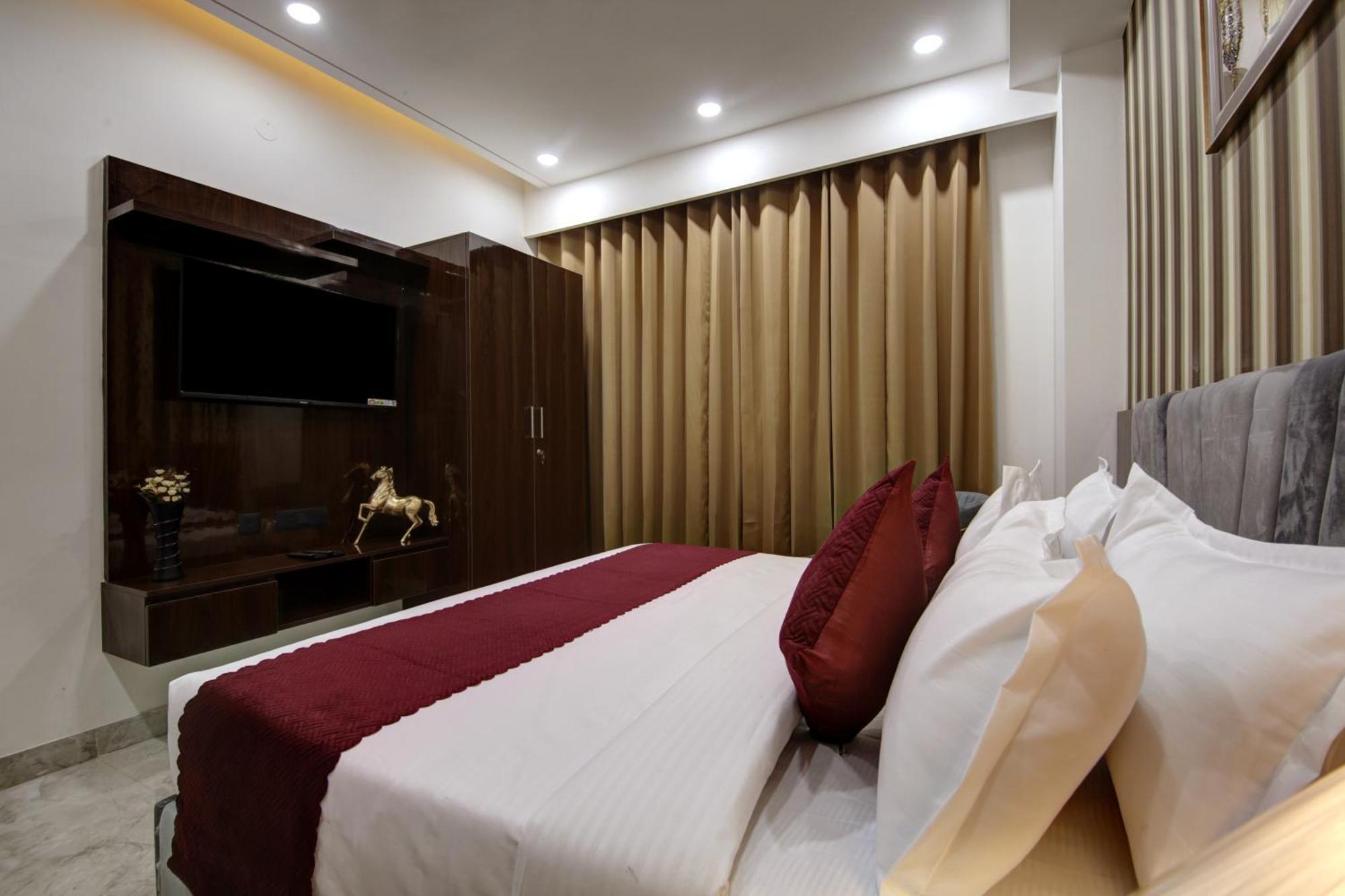 Limewood Stay - Millennium Huda City Center Гургаон Экстерьер фото